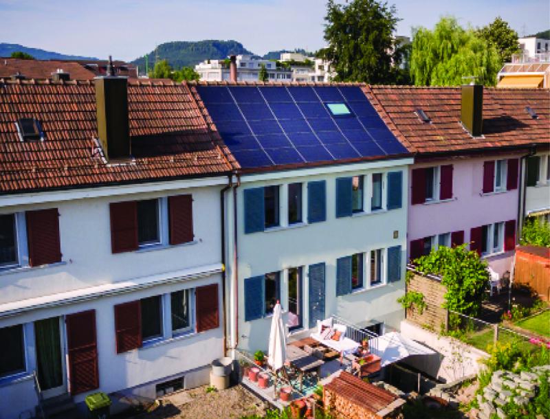 Die feinfühlige Anpassung an die benachbarte Bausubstanz bewahrt das Gesamtbild des Reihenhauses.