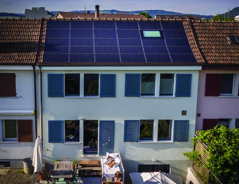 Die feinfühlige Anpassung an die benachbarte Bausubstanz bewahrt das Gesamtbild des Reihenhauses.