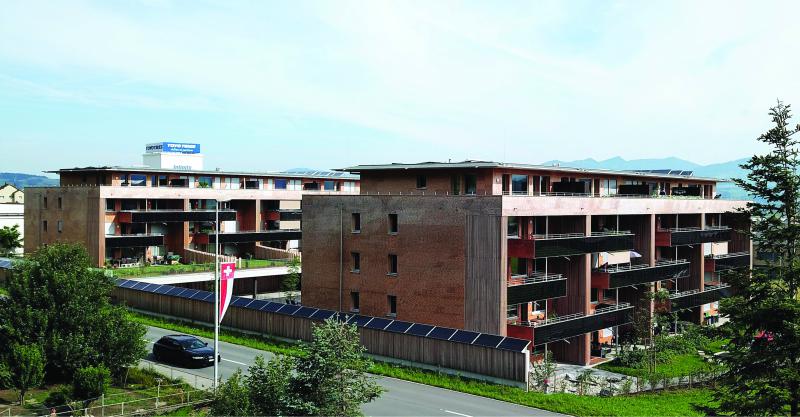 Die 77 kW starke PV-Anlage erstreckt sich über die beiden Dächer, die Balkonbrüstungen und die Lärmschutzwand.