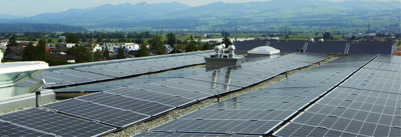 Die 30 m2 grosse solarthermische Anlage und  die PV-Anlagen decken zusammen 66% des Gesamtenergiebedarfs.
