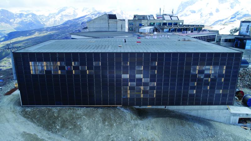 Die 136 kW starke PV-Anlage ist optimal in die Fassade integriert und deckt 42% des Gesamtenergiebedarfs der Talstation.