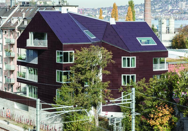 Die gesamte Gebäudehülle des MFH-Neubaus Solaris produziert rund 31’800 kWh/a und und deckt 47% des Gesamtenergiebedarfs von 68’000 kWh/a.