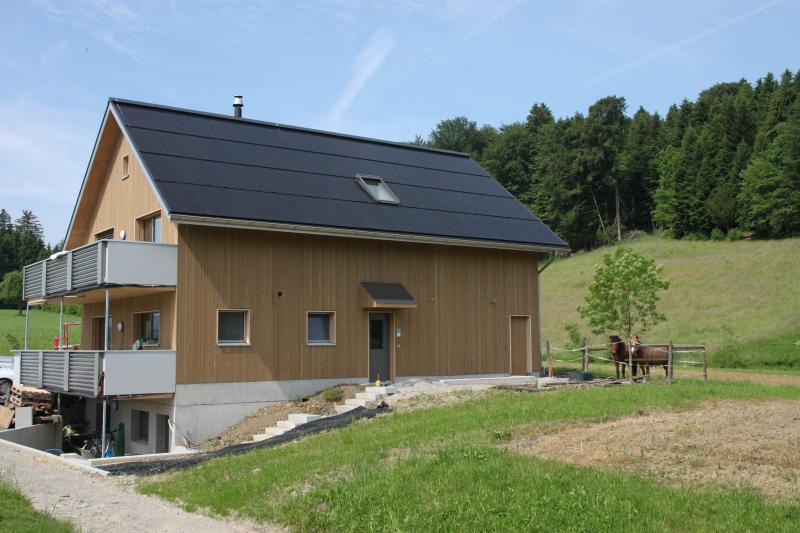 Vorbildlich seiten-, first- und traufbündig ganzflächig ist die PV-Dachanlage integriert. Die Solarthermie-Vakuumröhren-Anlage an den Balkon-Brüstungen und die PV-Anlage generieren jährlich 28’900 kWh Energie.