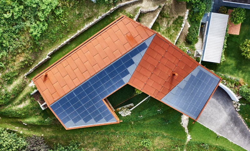 Die zwei PV-Anlagen decken mit einer Produk-tion von 17’500 kWh/a 155% der Eigenenergieversorgung ab.