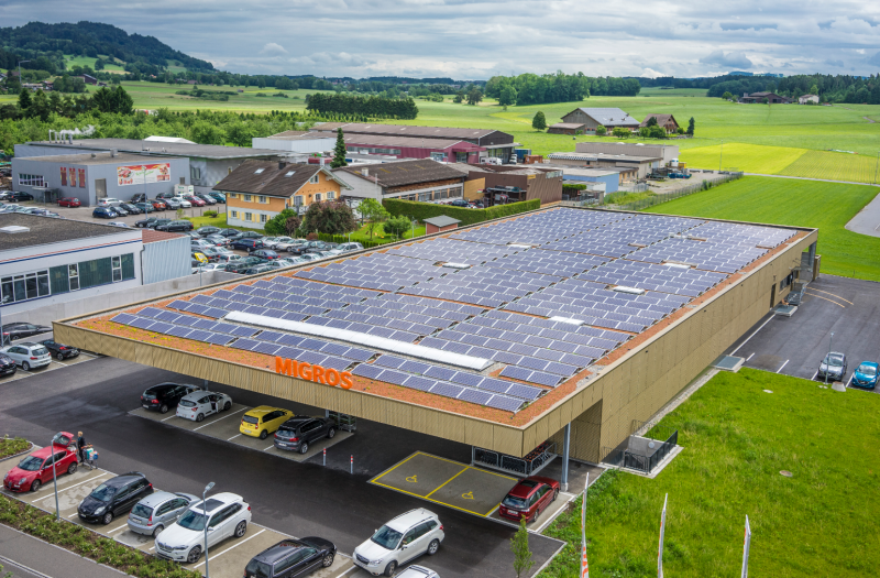 Der erste PlusEnergie-Supermarkt der Schweiz ist architektonisch unauffällig und ganz im traditionellen Design der Migros gehalten.
