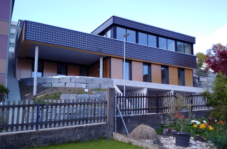 Gesamtansicht des DFH Hofberg mit der neuartigen, fassadenintegrierten hybriden PV-Anlage mit Bifacialzellen. Sie erzeugt 5’400 kWh Solarstrom pro Jahr.