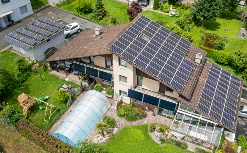 Blick auf das sanierte DFH in Eschenbach. Die PV-Anlagen auf dem Schrägdach und der Garage produzieren 26’800 kWh/a.