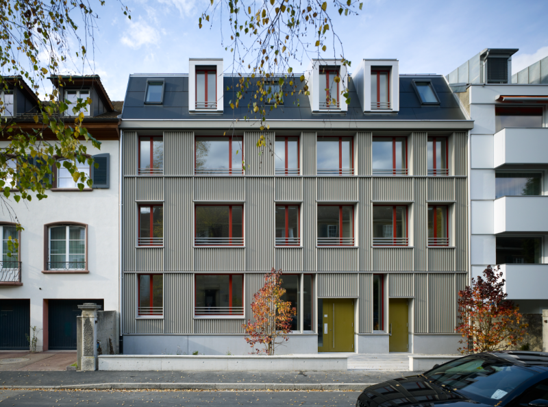 Frontansicht des Neubaus in Basel. Die vollflächig, first-, seiten- und traufbündig integrierte PV-Anlage produziert jährlich 13’700 kWh.