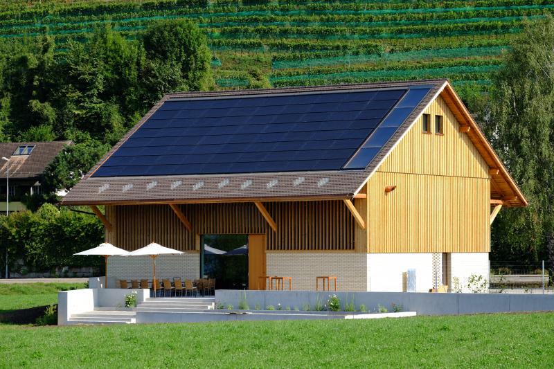 Die sanierte Scheune erstrahlt als Restaurant und Lager in neuem Glanz und bewahrt dennoch den rustikalen Charme des ursprünglichen Designs.