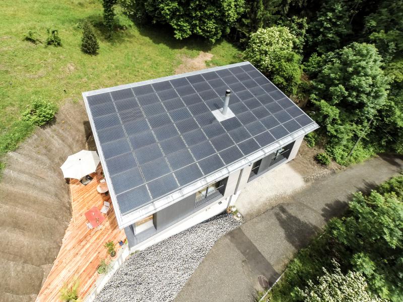 Die 19.8 kW starke PV-Anlage produziert 18’500 kWh/a und deckt 137% des Gesamtenergiebedarfs.	