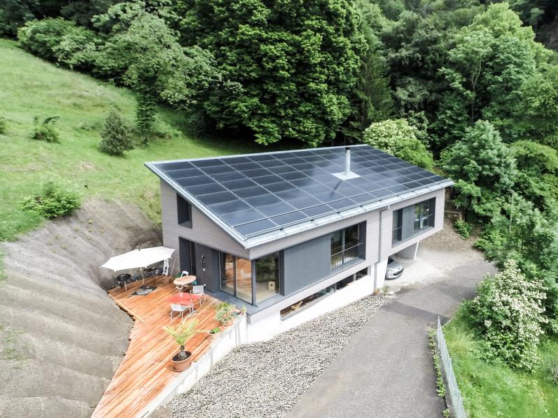 Beim Einfamilienhaus setzte die Bauherrschaft auf nachhaltige Baumaterialien. Der Holzelementbau wurde z. B. mit Zellulosefaser gedämmt.